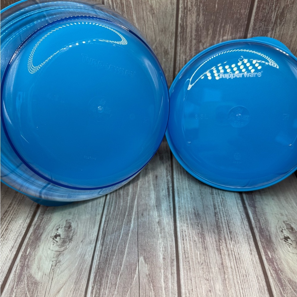 Tupperware Blue Bowl Set with Lids - Picture 3 of 3